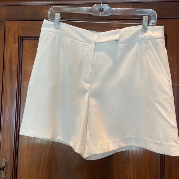 NWOT Trina Turk Hermosa Shorts, White in Size 6. - Picture 1 of 7